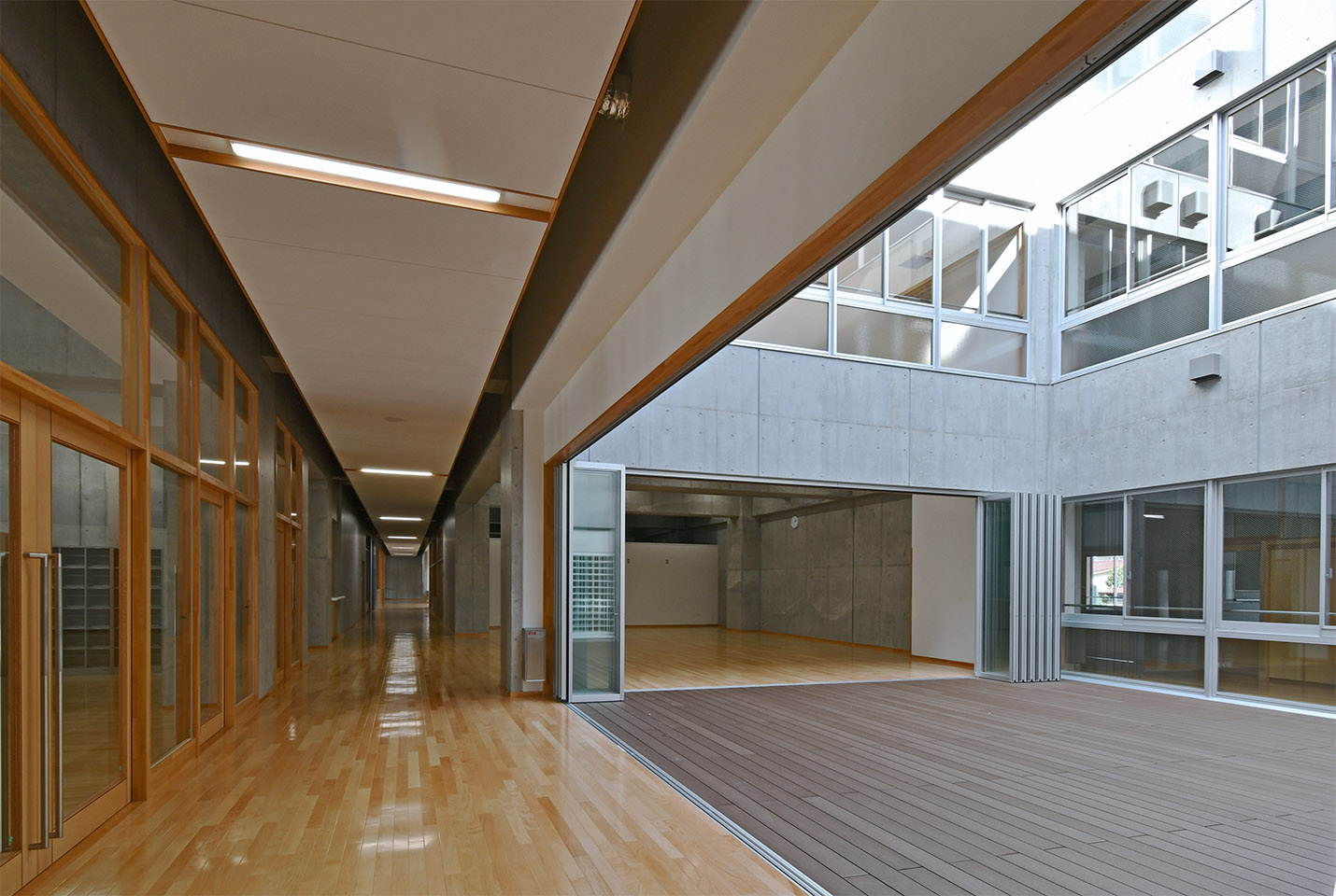 東海大山形高昇降口・光庭